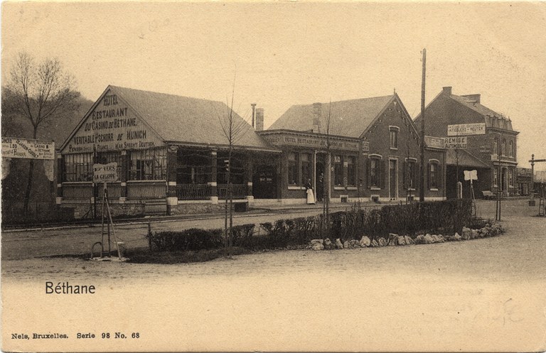 Dans la rue du casino vers 1900