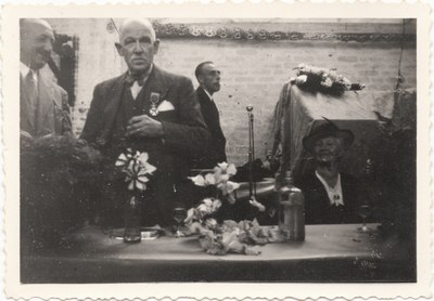 Fernand Malherbe en discussion avec Godefroid Ditzler