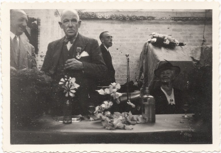 Fernand Malherbe en discussion avec Godefroid Ditzler