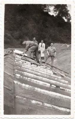 Inspection de la toiture de la filature en 1948