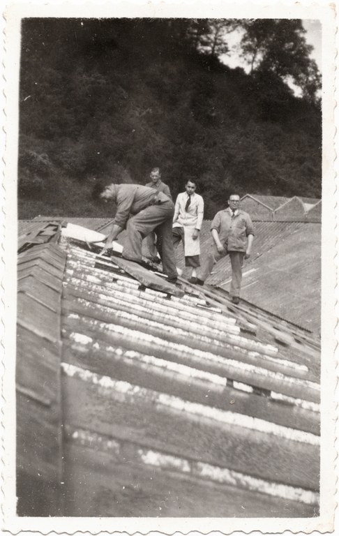 Inspection de la toiture de la filature en 1948