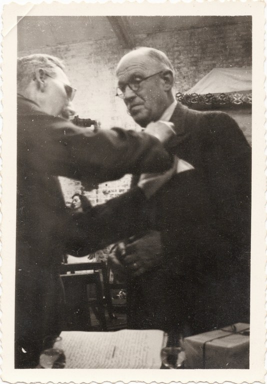 M. Hortz décore son patron M. Ditzler