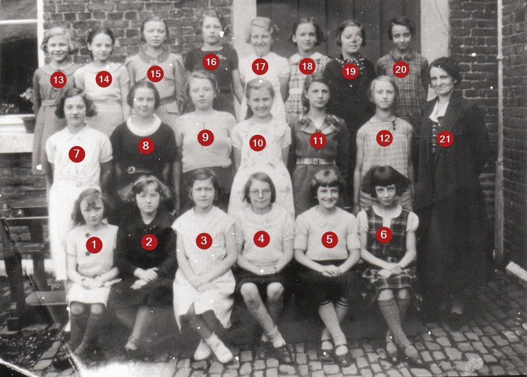 Classe de filles vers 1950