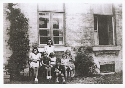 Enfants devant l'école de Hèvremont