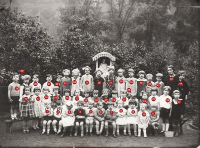 Les gardiennes vers 1935