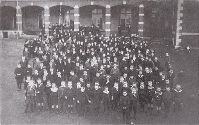 Tous les élèves de l'école rassemblés