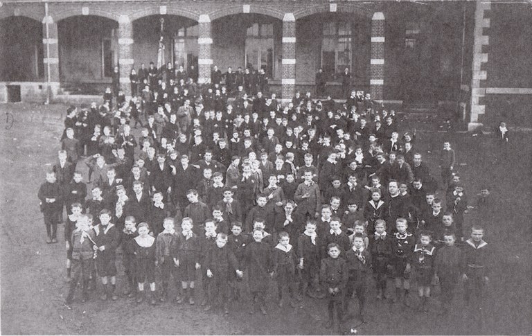 Tous les élèves de l'école rassemblés