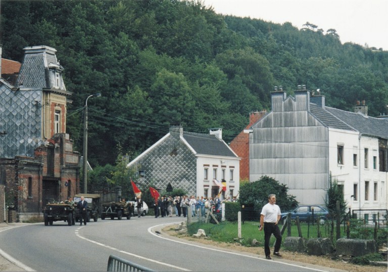 Défilé commémoratif à Dolhain – Véhicules militaires et cortège de citoyens