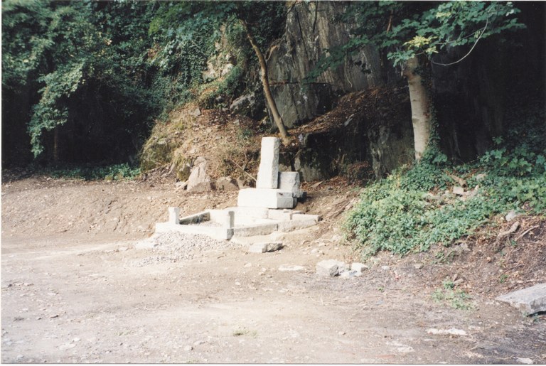 Le monument de commémoration en construction
