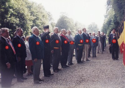 Personnalités politiques face à la stèle