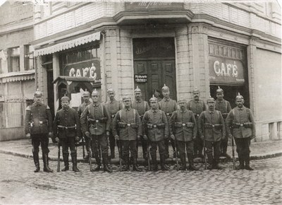 Soldats allemands posant devant le café sur la Place