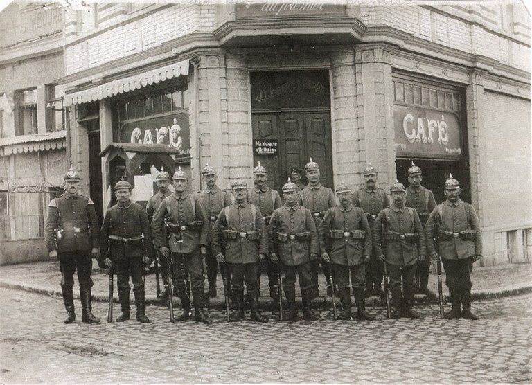 Soldats allemands posant devant le café sur la Place