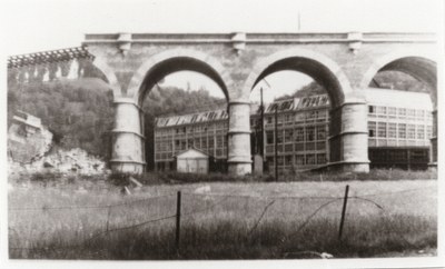 Vue sur le lavoir et carbonisage après la destruction des trois arches du Viaduc