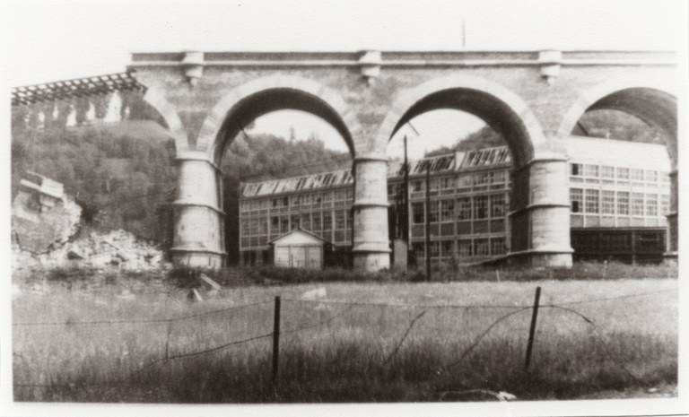 Vue sur le lavoir et carbonisage après la destruction des trois arches du Viaduc