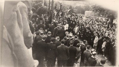 Cérémonie au cimetière en 1945