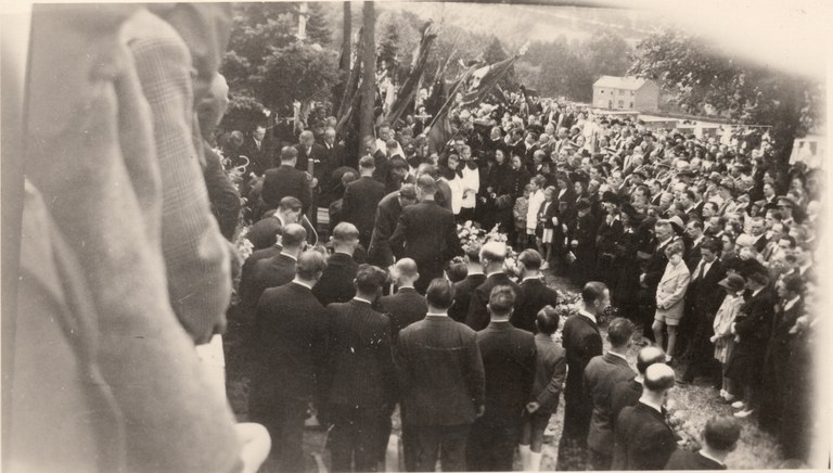 Cérémonie au cimetière en 1945
