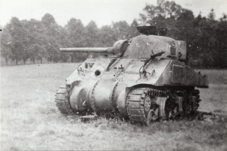 Char "Sherman" dans une prairie à Bilstain