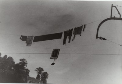 Linge pendu à un fil électrique en 1944