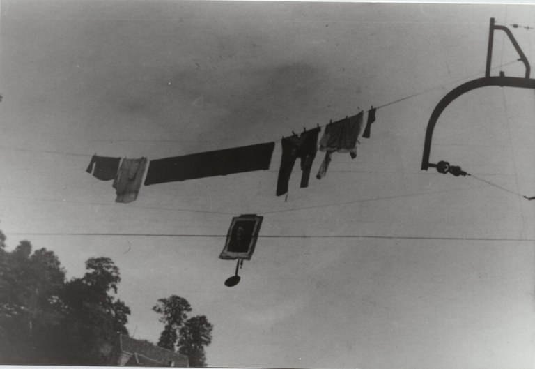 Linge pendu à un fil électrique en 1944
