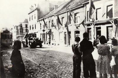 Photo du tram à l'arrêt et d'un camion GMC