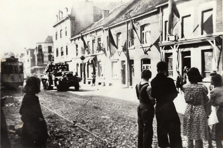 Photo du tram à l'arrêt et d'un camion GMC