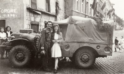 Un soldat américain et une jeune fille devant une Jeep