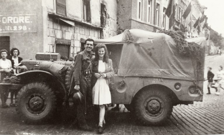 Un soldat américain et une jeune fille devant une Jeep