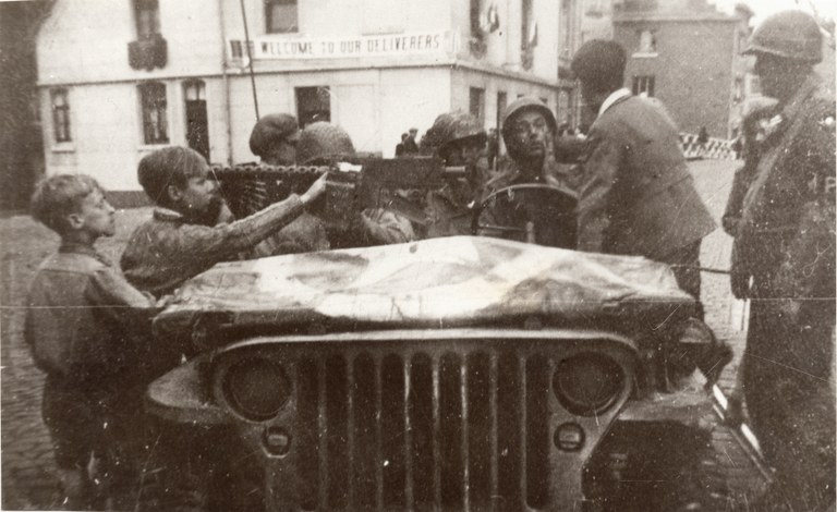 Soldats américains entourés d'enfants dans leur Jeep
