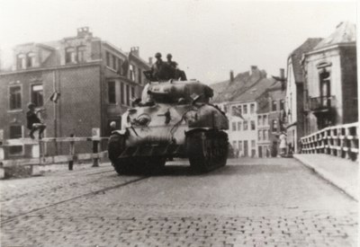 Un char "Sherman" sur le pont d' Hercule