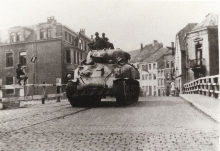 Un char "Sherman" sur le pont d' Hercule