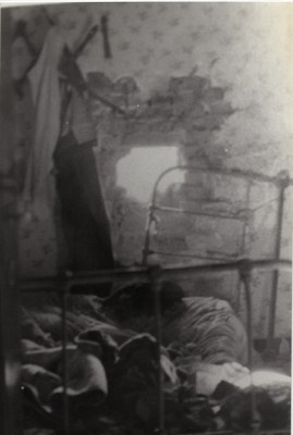 Un tir d'artillerie US transperce le mur d'une habitation
