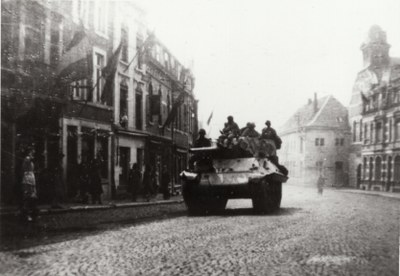 Véhicule blindé léger dans les rues de Dolhain