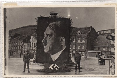 Monument aux morts caché par le portrait d'Hitler