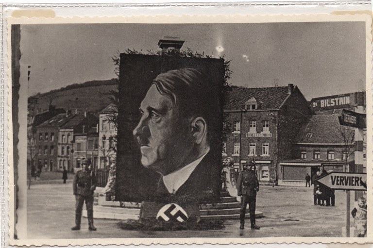 Monument aux morts caché par le portrait d'Hitler