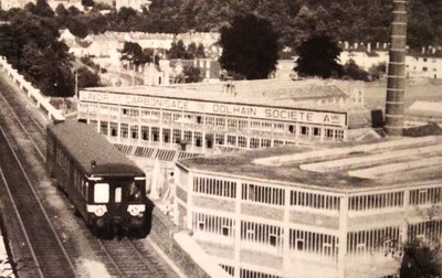 Train passant devant le lavoir carbonisage