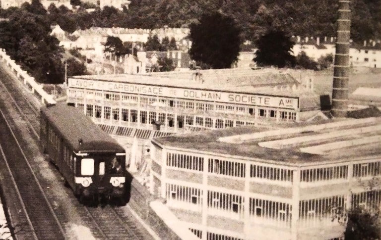 Train passant devant le lavoir carbonisage