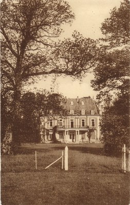 Vue de la façade du château de la Louveterie vers 1914