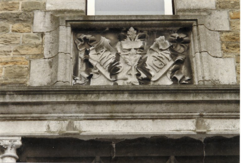 Château Poswick - Ecussons au-dessus de la porte