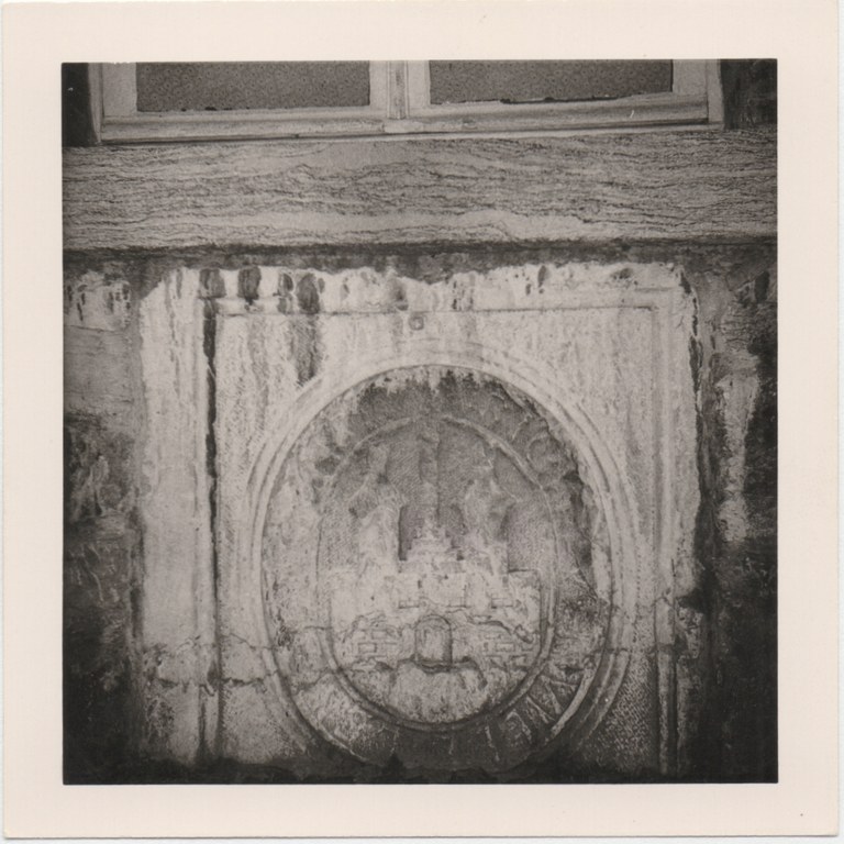 Arvô  - Façade - Pierre armoriée