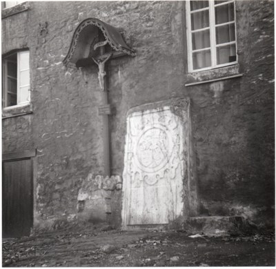 Le Christ et la pierre tombale