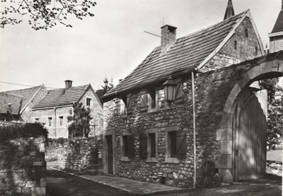 Maison derrière les arbres Bragard