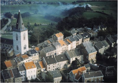 L'Eglise, son clocher, les immeubles de la place