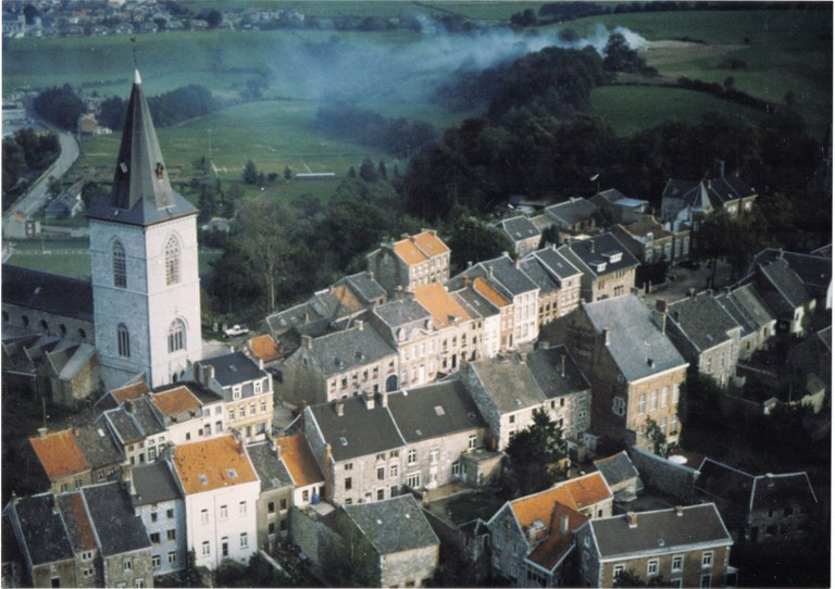 L'Eglise, son clocher, les immeubles de la place
