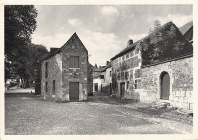 Aux abords de l'Eglise