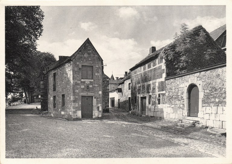 Aux abords de l'Eglise