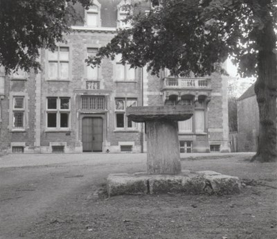 Château Poswick et socle de l'ancienne croix