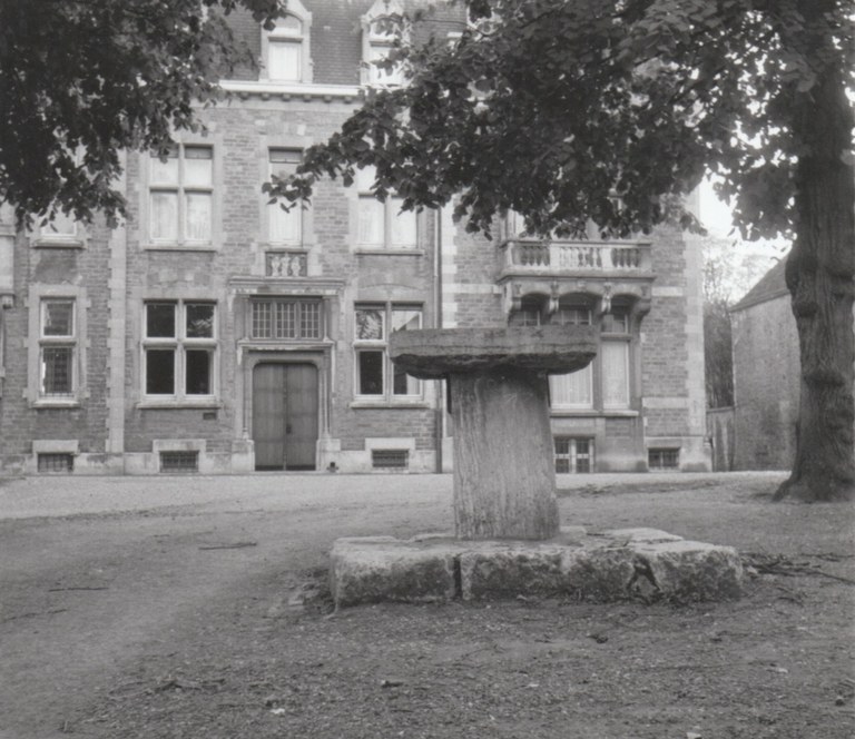 Château Poswick et socle de l'ancienne croix