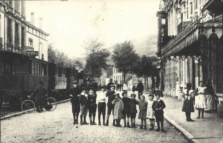 Enfants sur l'Avenue Victor David