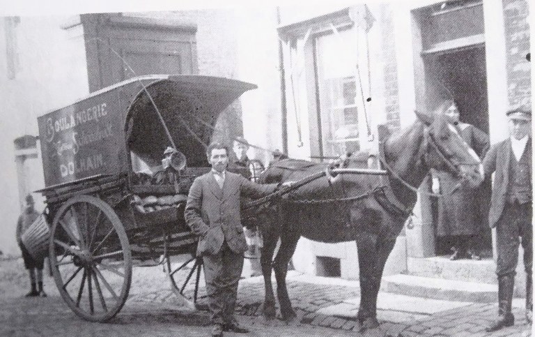 Mathieu Schoonbroodt devant son magasin Place d'Andrimont