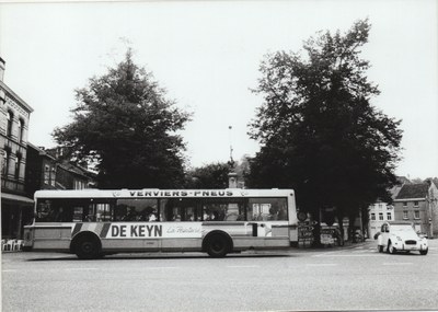 A l'arrêt de bus